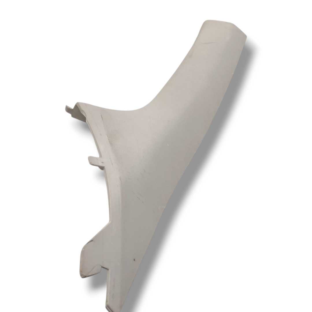 Acabamento coluna dianteira esquerda GM Onix 2013-19 origina