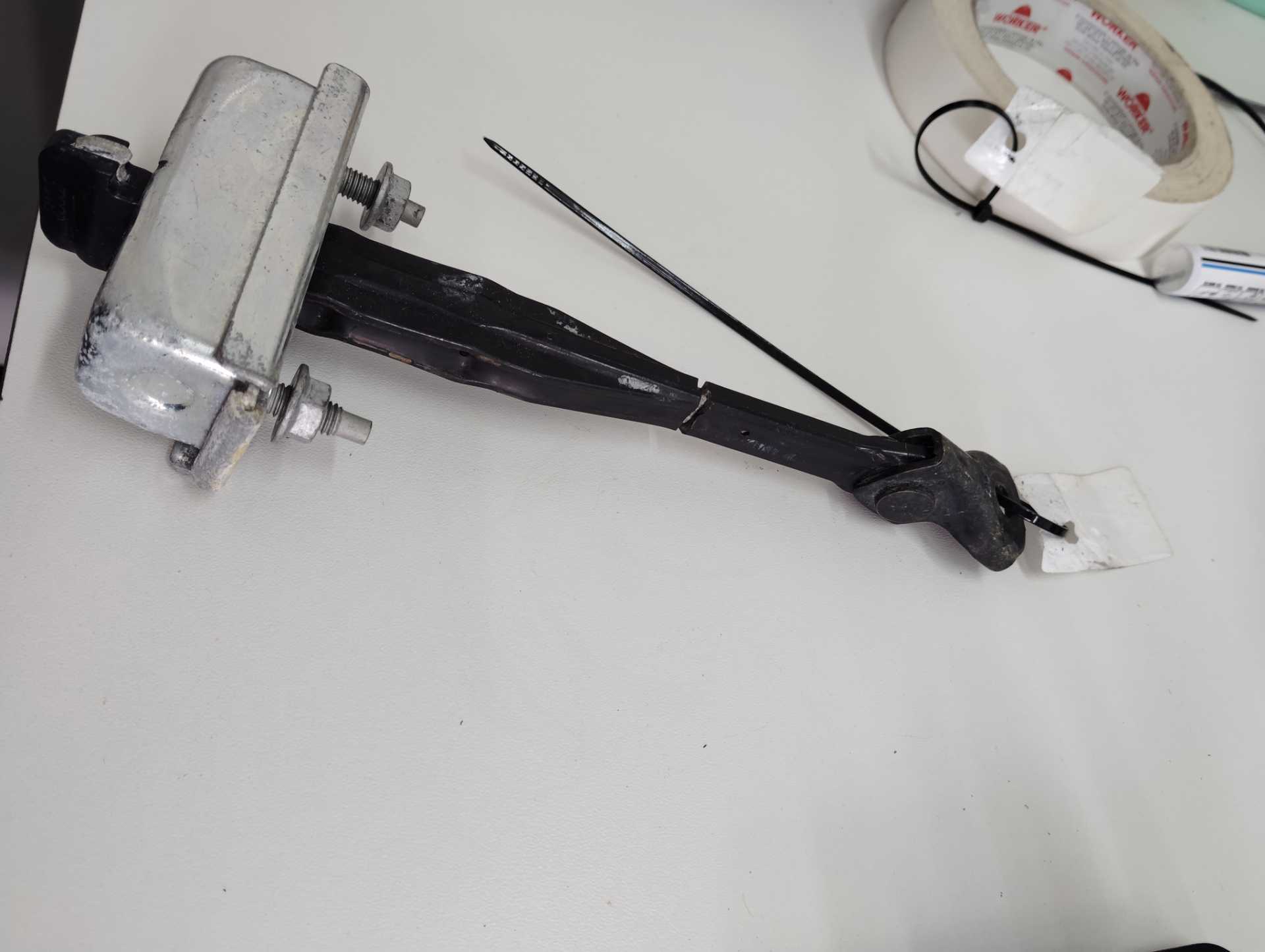 Limitador Porta Dianteira Esquerda Chevrolet Cruze Lt 1.8 At 2012