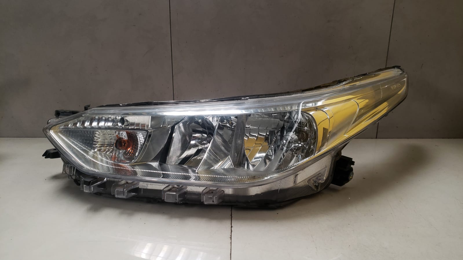 Farol Esquerdo Toyota Yaris 2018 a 2023 Com detalhe