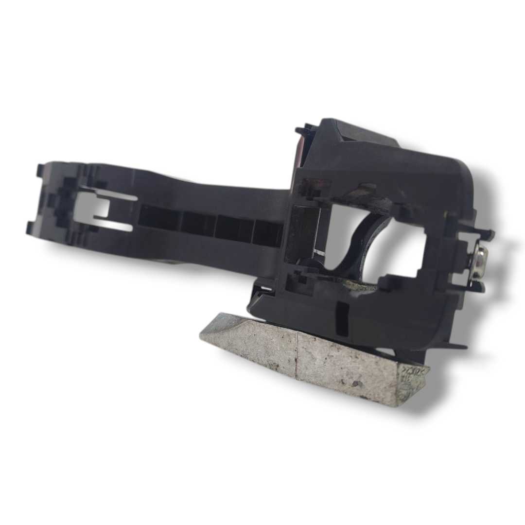 Suporte maçaneta porta dianteira direita Nissan kicks 17-21