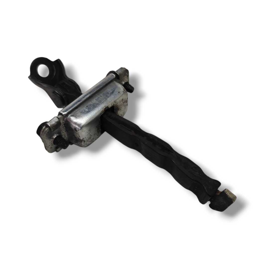 Limitador porta dianteira esquerda Hyundai HB20 2013 2019