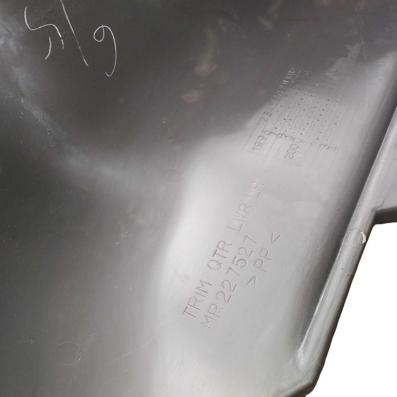 ACABAMENTO LATERAL ESQUERDO PORTA MALAS PAJERO SPORT 1997/2007