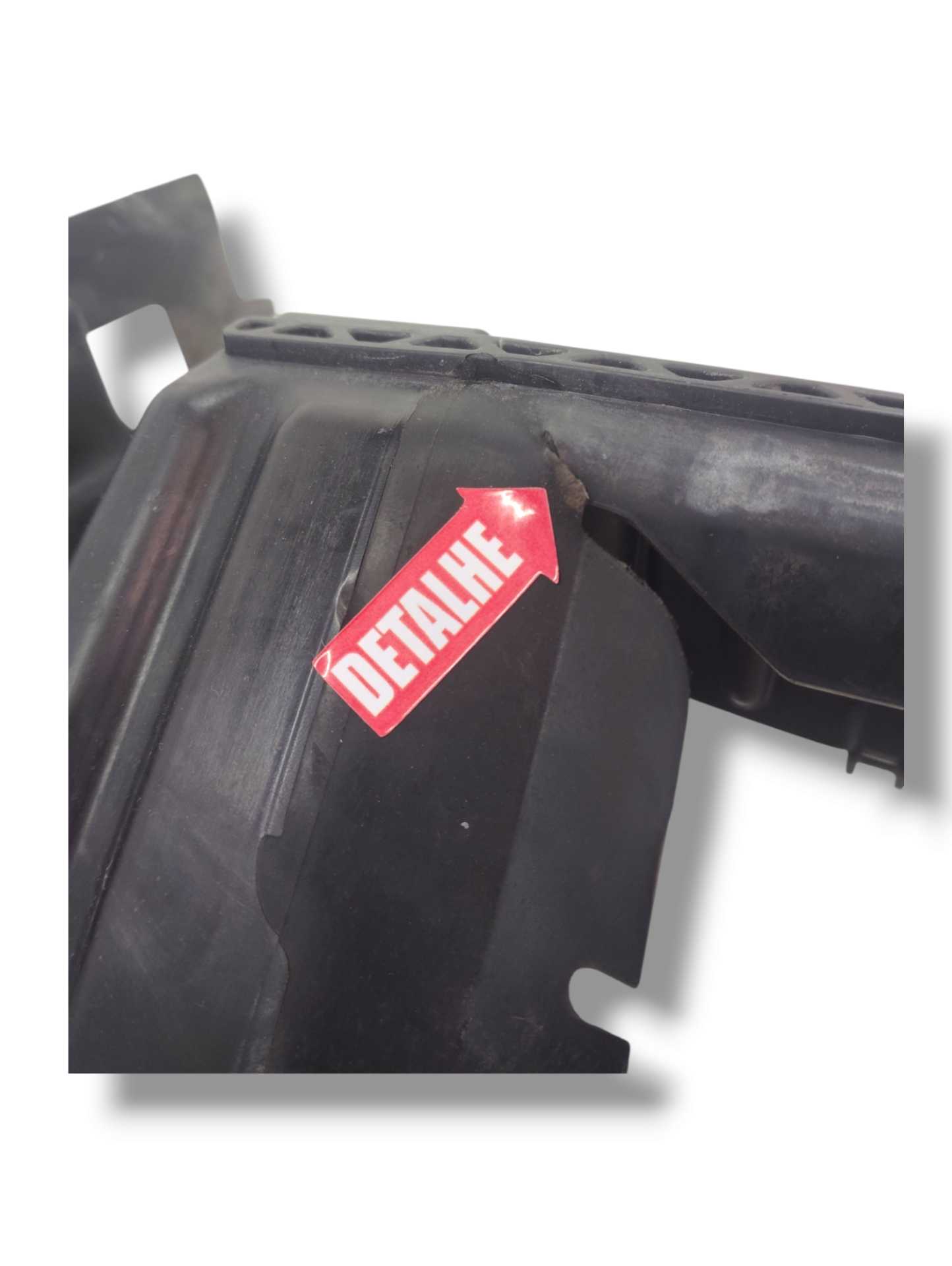 Defletor Ar Radiador Chevrolet Cruze 2022 usado com Detalhe