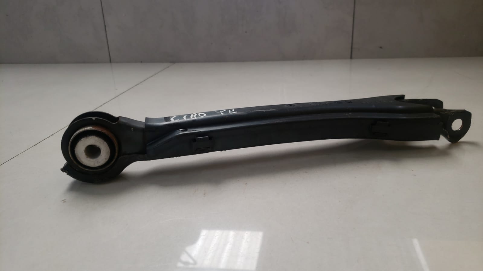 Braço Inferior Traseiro Esquerdo Mercedes C180 2011 2012