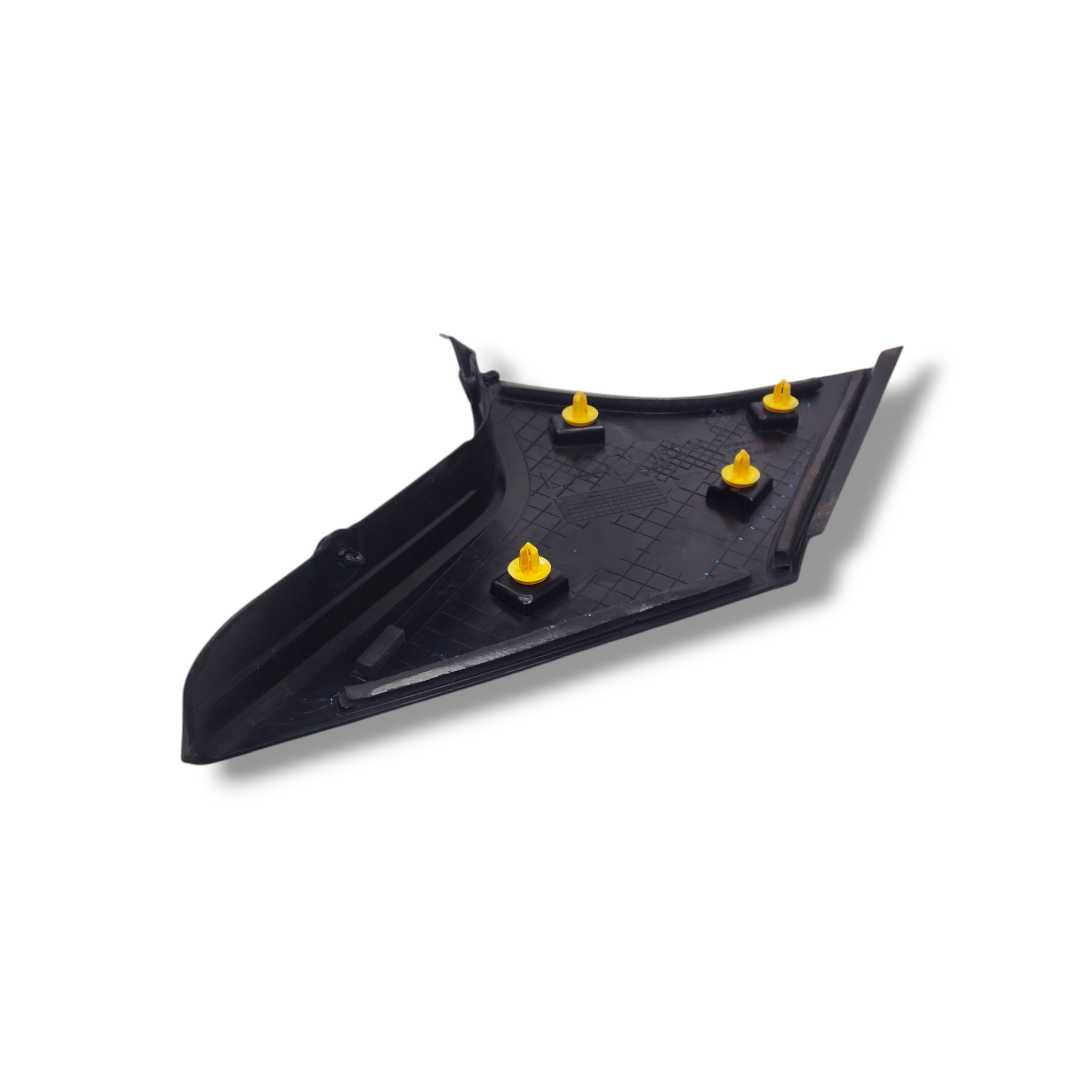 Moldura coluna traseira esquerda Nissan Kicks 2017 a 2021