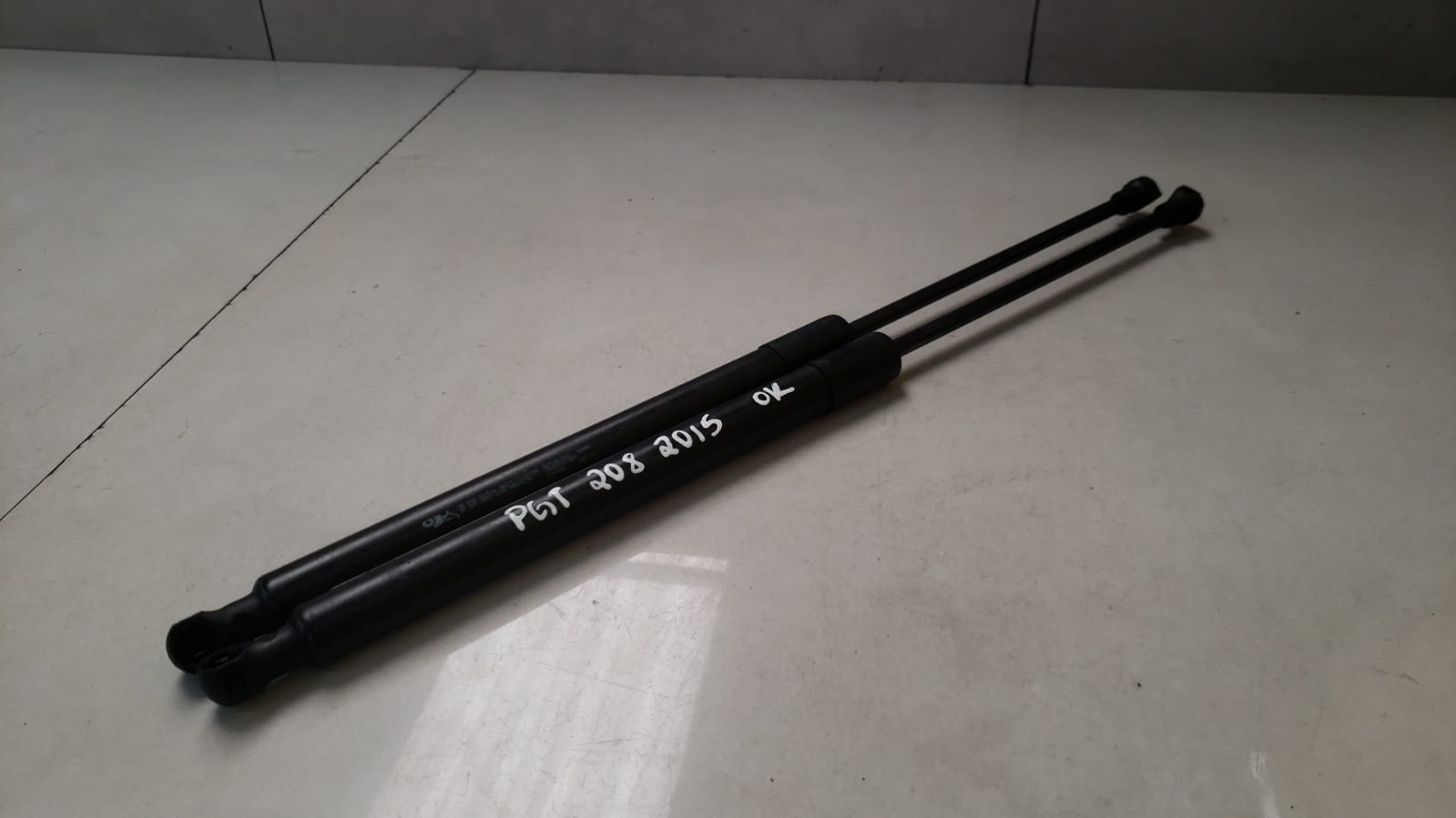 Par Amortecedor Tampa Traseira Peugeot 208 2015 a 2019