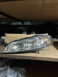 FAROL ESQUERDO VECTRA MILLENIUM 00/05 MASCARA CROMADO NOVO