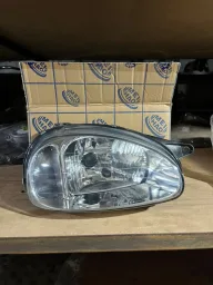 FAROL DIREITO CORSA 00/10 LENTE LISA CARCAÇA PRETA PARALELO