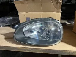 FAROL ESQUERDO CORSA 00/10 LENTE LISA CARCAÇA PRETA PARALELO