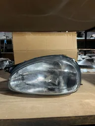 FAROL ESQUERDO CORSA 1995 A 1999 CARC PT NOVO