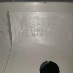 ACABAMENTO COLUNA TRASEIRA ESQUERDA PAJERO IO E TR4 MR346035