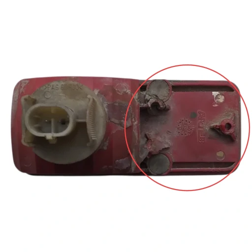 LANTERNA NEBLINA PAJERO SPORT 2004 A 2006 DETALHE
