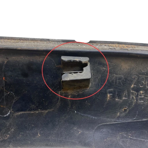 MOLDURA PARA-LAMA ESQ PAJERO SPORT 1999 A 2006 DETALHE MR230969
