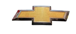 EMBLEMA GRAVATA DOURADA GRADE DIANT TRACKER 17/20 42353809