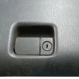 PORTA LUVAS MAZDA MX3