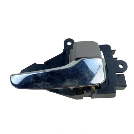 Maçaneta interna porta traseira esq l200 triton 2008 a 2017