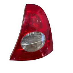 Lanterna traseira direita Renault Clio 2004 avaria fixação