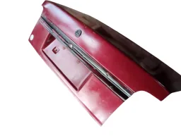 Capo tampa traseiro Volkswagen Logus vermelho