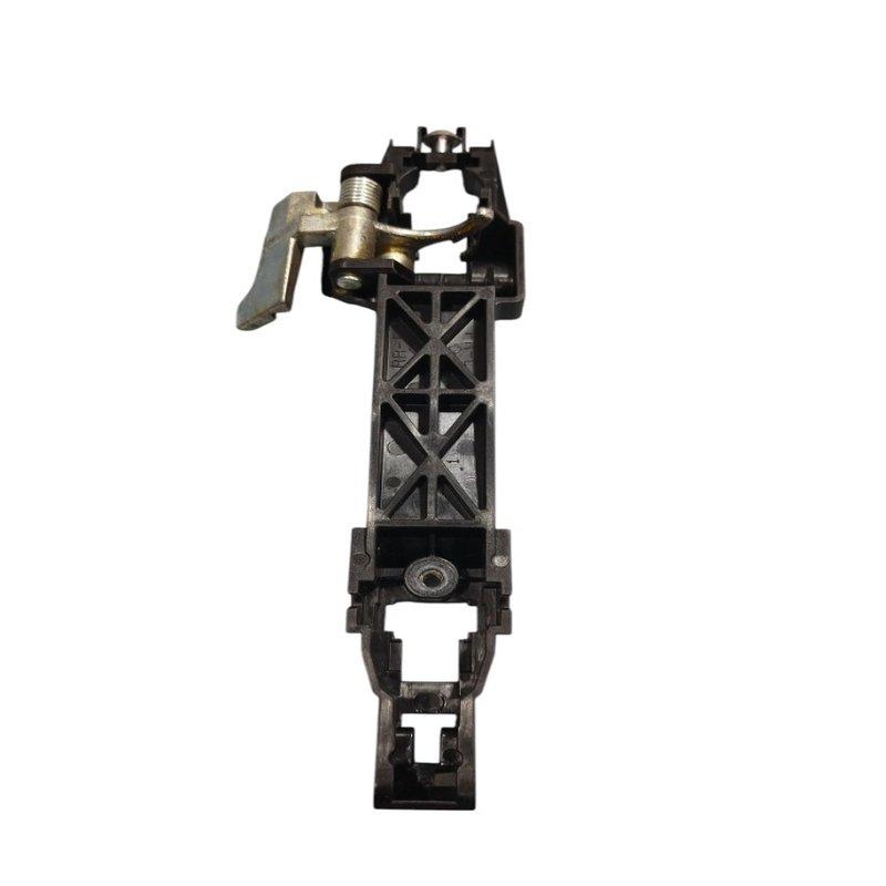 Suporte maçaneta dianteira esquerda Nissan Sentra 2007 2012