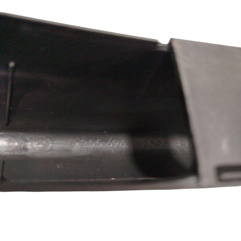 Moldura dobradiça tampa traseira direita BMW 320i 2014 2016