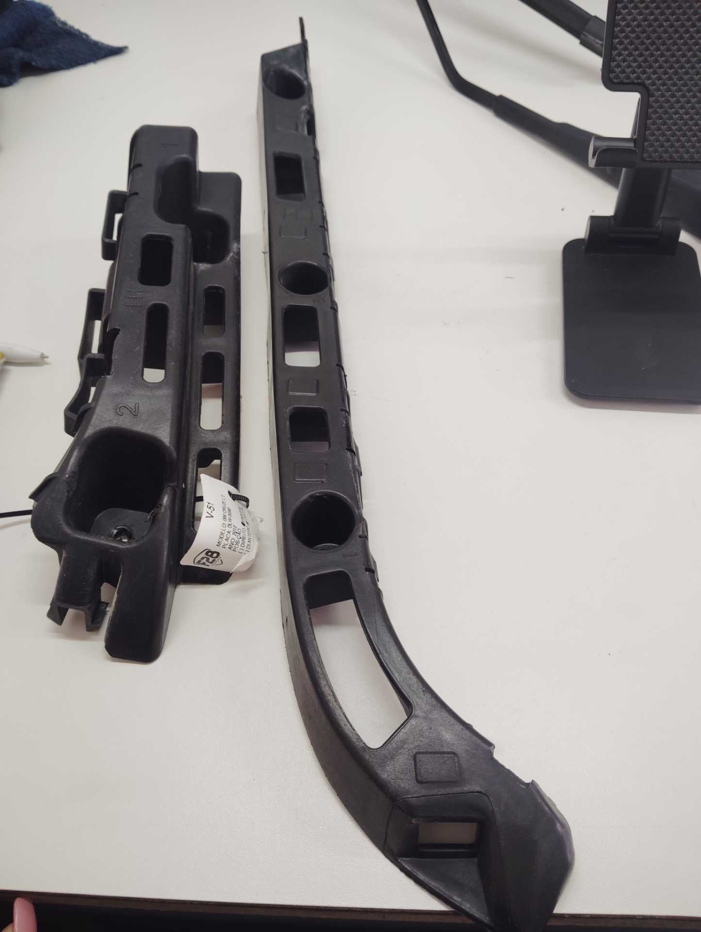 Guia Parachoque Traseiro Esquerdo Chevrolet Cruze Lt 1.8 At 2012