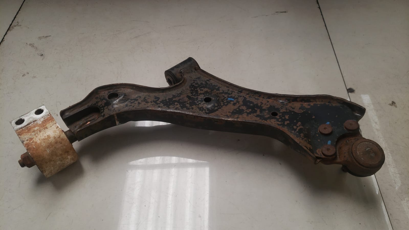 Bandeja dianteira esquerda Gm Captiva 2.4 2008 a 2015