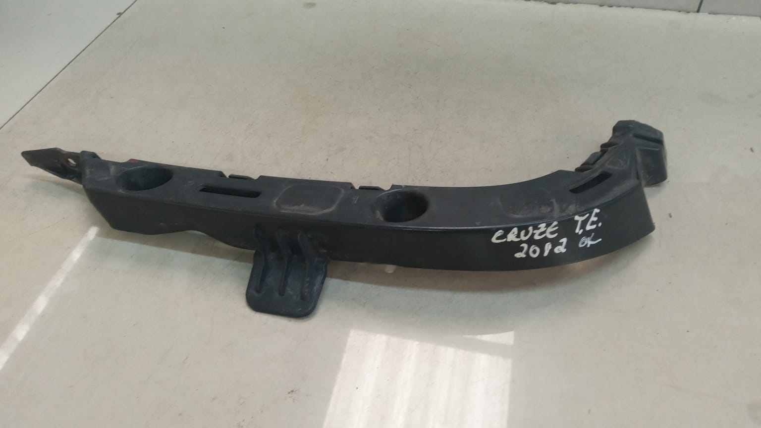 Guia Para-choque Traseiro Esquerdo Gm Cruze Hatch 2012-2016