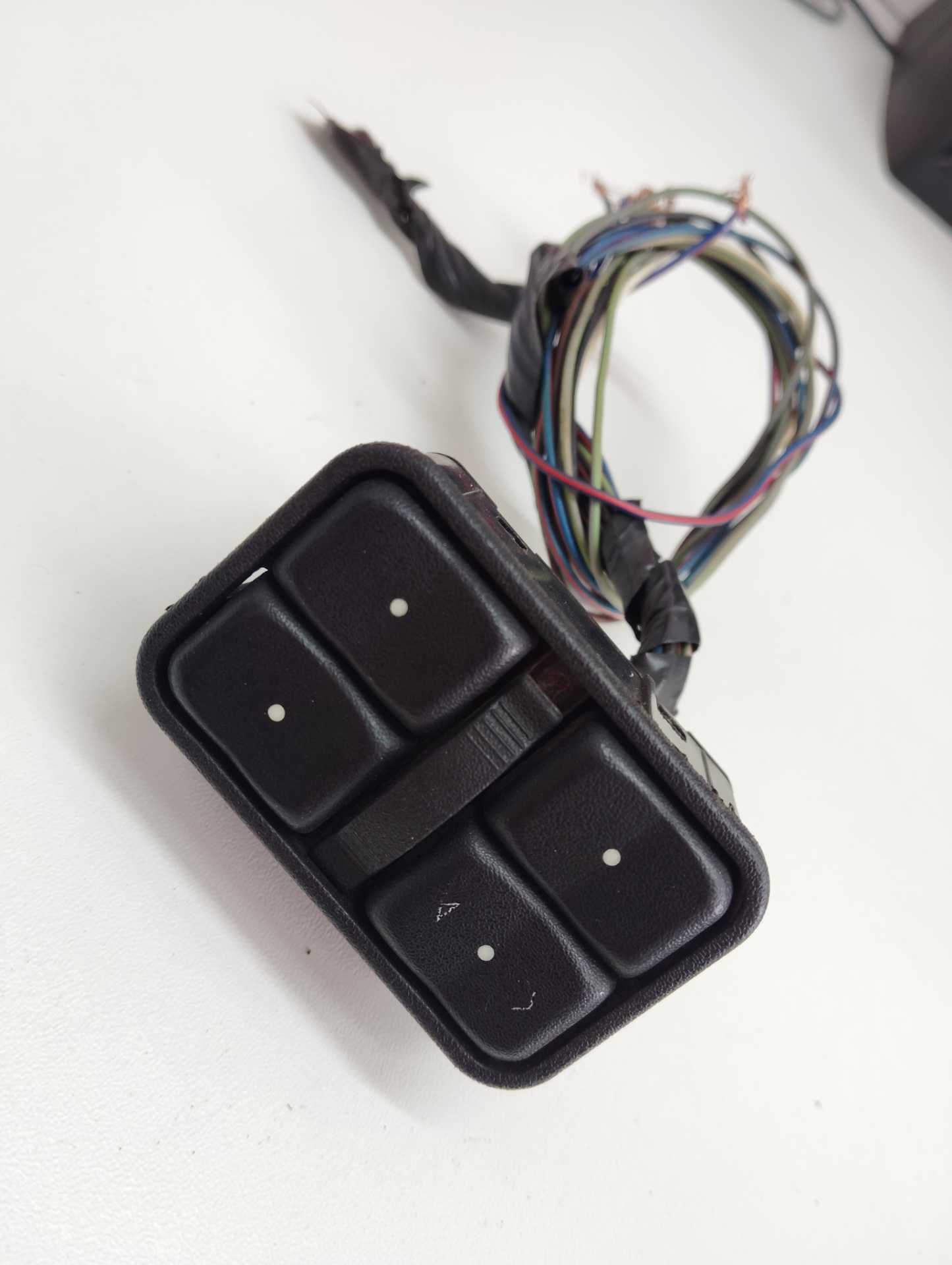 Botão Comando Vidro Dianteiro Esquerdo Chevrolet Gm Astra Sedan 8v 2.0 2004