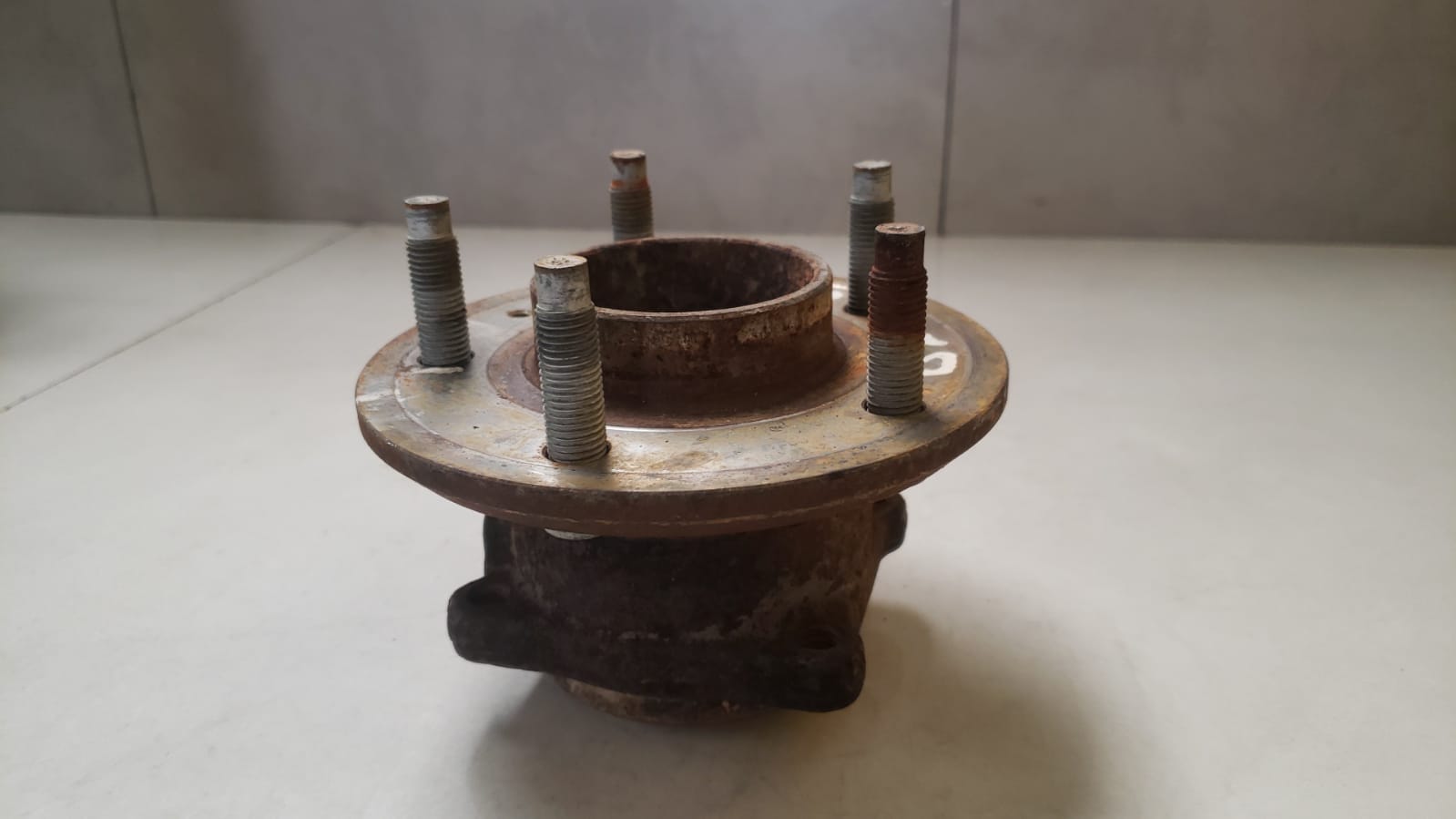 Cubo De Roda Traseiro Direito Gm Captiva 2008 A 2013