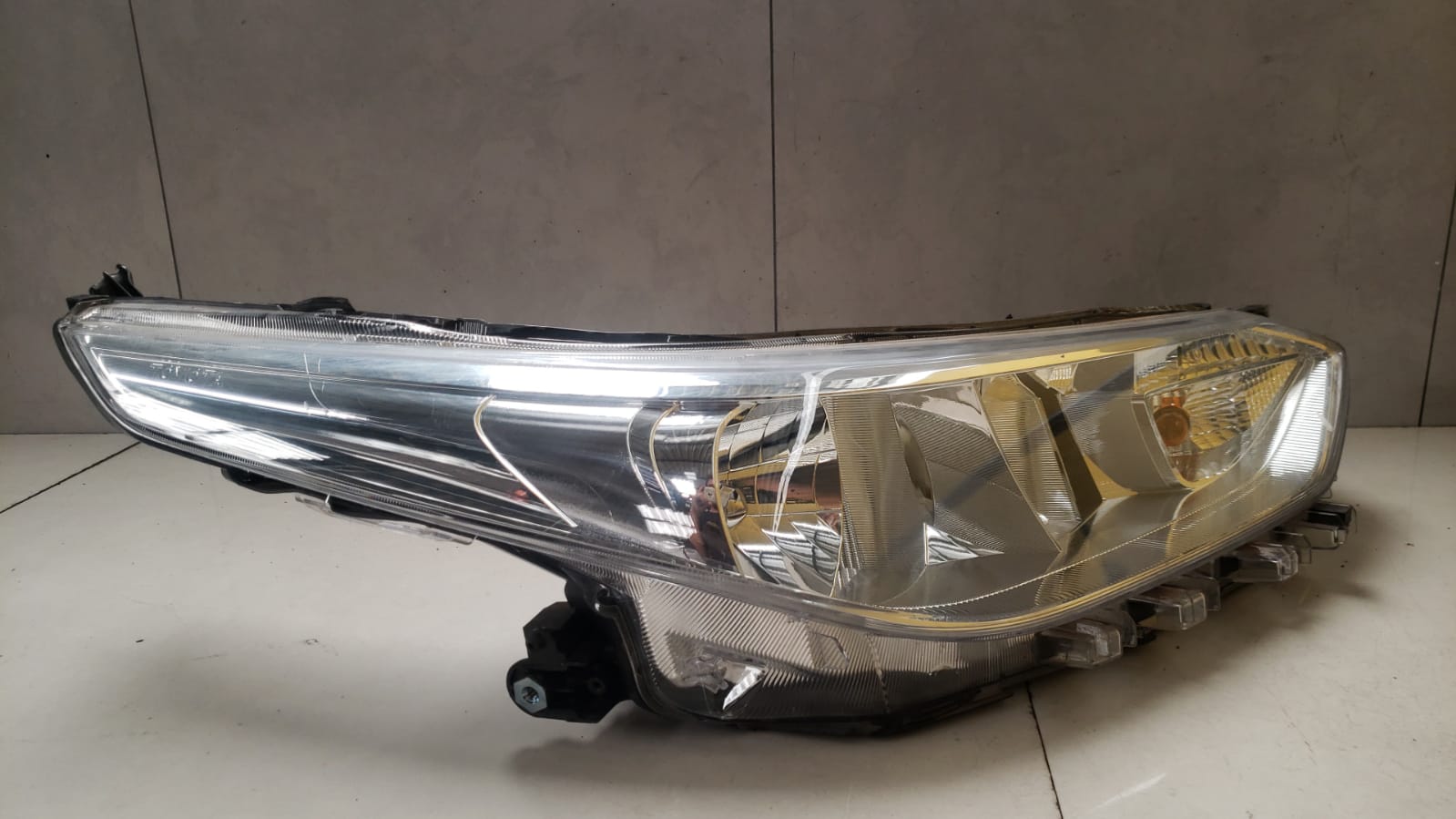 Farol Direito Toyota Yaris 2018 a 2023 Com detalhe