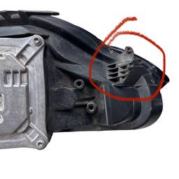 FAROL ESQUERDO CHEROKEE LONG LIMIT TRAILHAWK 14/15 DETALHE