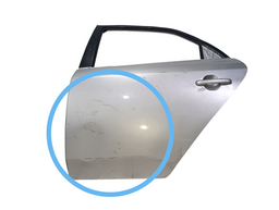 PORTA TRASEIRA ESQUERDA CERATO 2010 A 2013 DETALHE