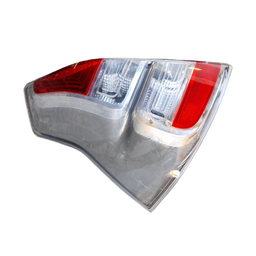 LANTERNA TRASEIRA ESQUERDA SANDERO 2012 A 2014 DETALHE 