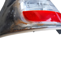 LANTERNA TRASEIRA ESQUERDA SANDERO 2012 A 2014 DETALHE 