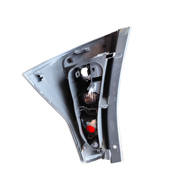 LANTERNA TRASEIRA ESQUERDA SANDERO 2012 A 2014 DETALHE 