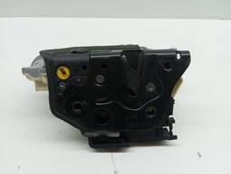 FECHADURA PORTA TRASEIRA ESQ TOUAREG 2011/ A3 E PASSAT 07/