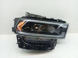 FAROL LADO DIREITO FUMÊ RAM 2500 3500 2019 A 2023