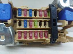 CAIXA DE FUSÍVEIS INTERNA NISSAN VERSA MARCH 2012 A 2019