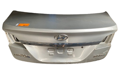 TAMPA TRASEIRA C/FURO  HB20 SEDAN 2013 A 2019 PRATA DETALHE