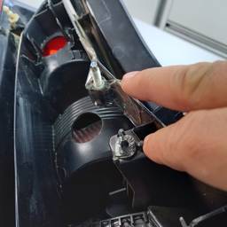 LANTERNA TRASEIRA DIR SANDERO 2008 A 2011 SUPORTE QUEBRADO