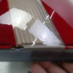 LANTERNA TAMPA ESQUERDA OMEGA 1999 A 2002 (CENTRAL) QUEBRADA