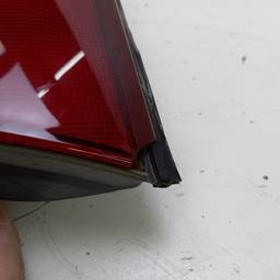 LANTERNA TAMPA ESQUERDA OMEGA 1999 A 2002 (CENTRAL) QUEBRADA