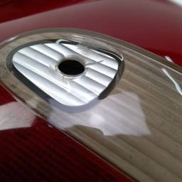 LANTERNA TAMPA ESQUERDA OMEGA 1999 A 2002 (CENTRAL) QUEBRADA