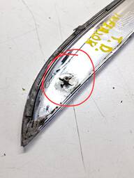 FRISO INFERIOR PORTA TRASEIRA DIR AZERA 2011 A 2017 DETALHE