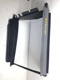 DEFLETOR SUPORTE RADIADOR SANDERO LOGAN 1.6 14/ 2019 DETALHE