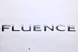 Emblema letras tampa traseira FLUENCE 2011 a 2018