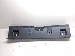 ACABAMENTO SOLEIRA TAMPA TRASEIRA BMW 320I 2013/18 DETALHE