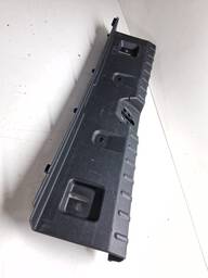 ACABAMENTO SOLEIRA TAMPA TRASEIRA BMW 320I 2013/18 DETALHE