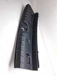 ACABAMENTO SOLEIRA TAMPA TRASEIRA BMW 320I 2013/18 DETALHE