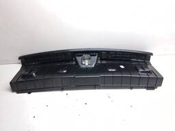 ACABAMENTO SOLEIRA TAMPA TRASEIRA BMW 320I 2013/18 DETALHE